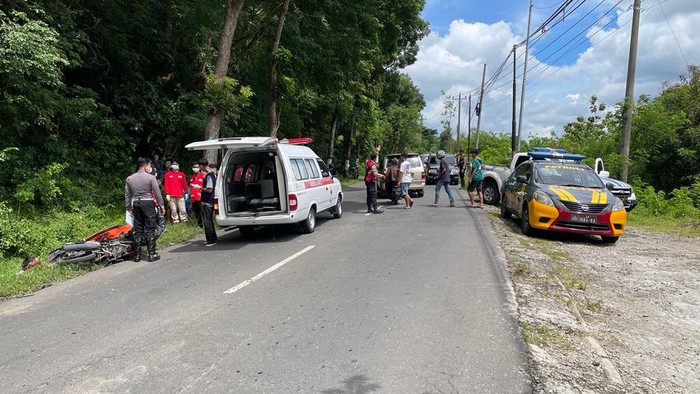 Anggota Polres Wonogiri melakukan evakuasi korban kecelakaan di lokasi kejadian kecelakaan Jalan Raya Wonogiri - Wuryantoro.