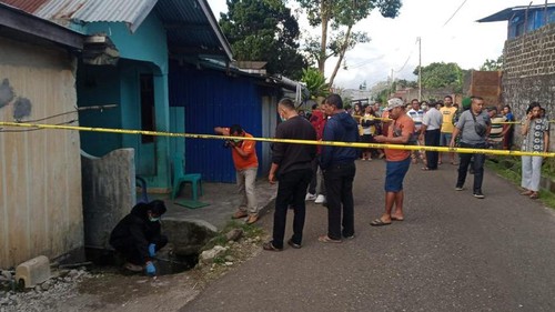 Satreskrim Polres Manggarai, NTT memasang police line di TKP penganiayaan paman oleh keponakannya.