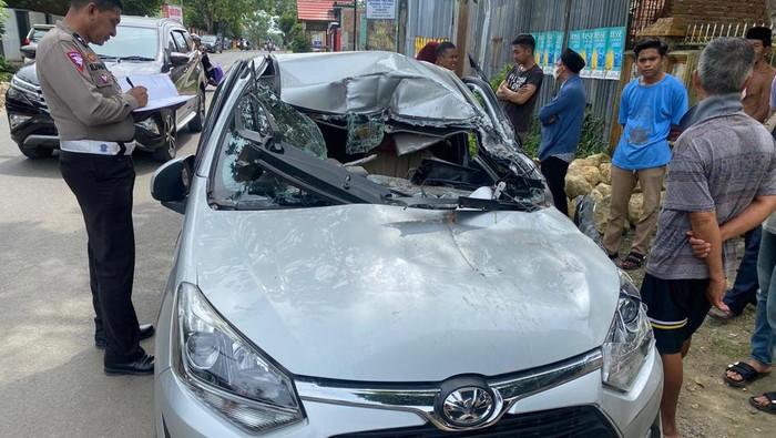 Kondisi mobil yang tabrak truk di Bone, Sulsel.