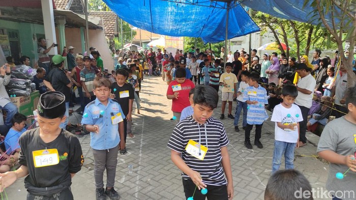 Lomba lato-lato digelar di Sidoarjo. Lomba ketangkasan memainkan permainan tradisional ini diikuti 300 peserta.