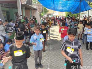Potret Para Bocah Berlomba Main Lato-lato di Sidoarjo