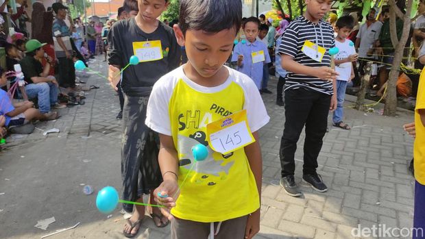 Lomba lato-lato digelar di Sidoarjo. Lomba ketangkasan memainkan permainan tradisional ini diikuti 300 peserta.