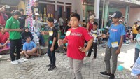 Peserta memainkan lato-lato sambil tolak pinggang/Foto: Suparno/detikJatim