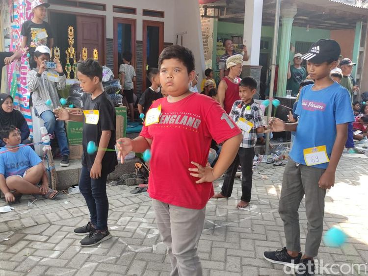 Sederet Gaya Bocah Saat Lomba Lato-lato di Sidoarjo