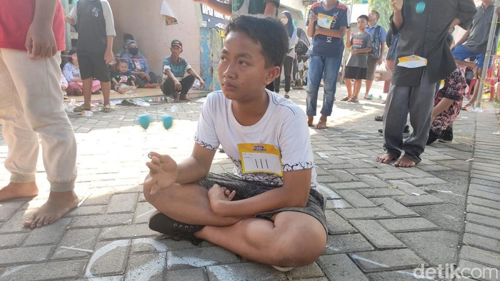 Lomba Lato-lato di Sidoarjo Lomba lato-lato digelar di Sidoarjo, Minggu (8/1/2023). Di babak semifinal, peserta harus memainkan lato-lato sambil duduk, jongkok serta berjalan memutar.
