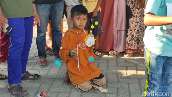 Lomba Lato-lato di Sidoarjo Lomba lato-lato digelar di Sidoarjo, Minggu (8/1/2023). Di babak semifinal, peserta harus memainkan lato-lato sambil duduk, jongkok serta berjalan memutar.