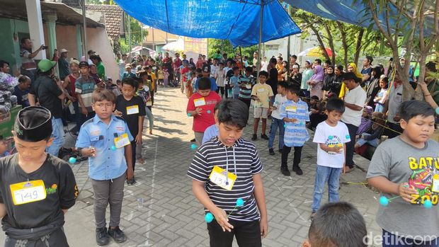 Lomba lato-lato digelar di Sidoarjo. Lomba ketangkasan memainkan permainan tradisional ini diikuti 300 peserta.