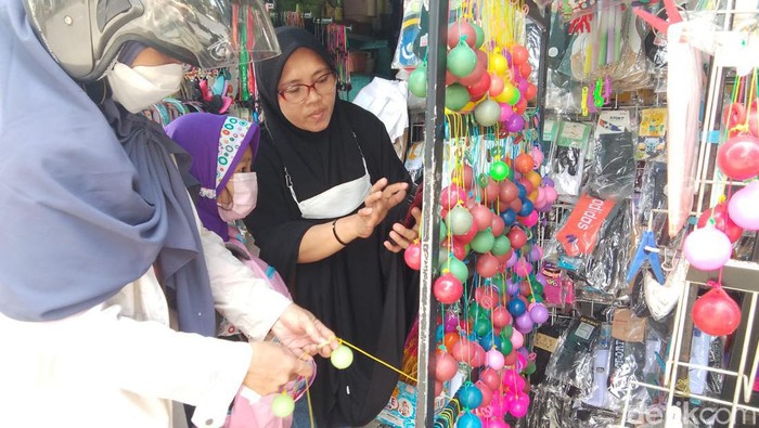 Mainan latto-latto membawa berkah bagi penjual mainan di Makassar.