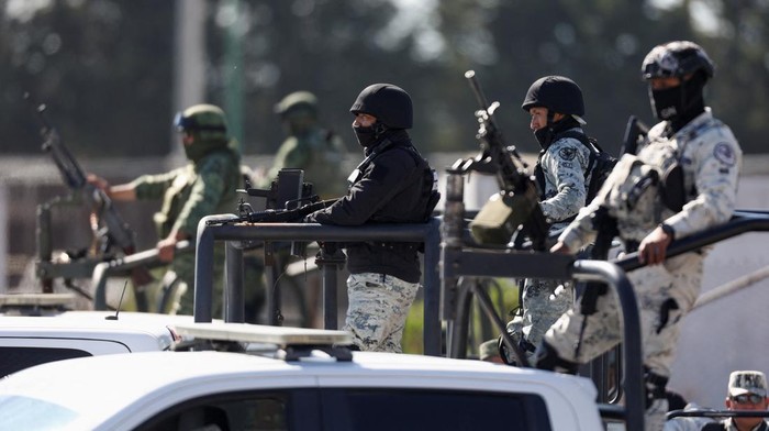 Meksiko Mencekam Diamuk Kartel Narkoba Soldiers and members of the National Guard stand outside the Altiplano high security prison where Mexican drug gang leader Ovidio Guzman, the 32-year-old son of jailed kingpin Joaquin