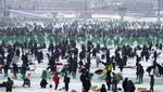 Melihat Keseruan Mancing Ikan di Sungai Beku Korea Selatan