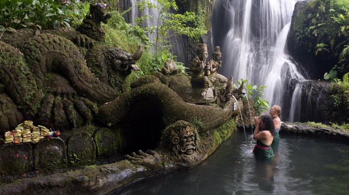 Wisatawan melakukan persembahyangan saat mengikuti ritual melukat atau pembersihan diri di Taman Beji Griya Waterfall, Desa Punggul, Badung, Bali, Kamis (5/1/2023). Ritual melukat di objek wisata religi tersebut untuk membersihkan diri dan pikiran secara spiritual dari hal-hal negatif. ANTARA FOTO/Nyoman Hendra Wibowo/rwa.