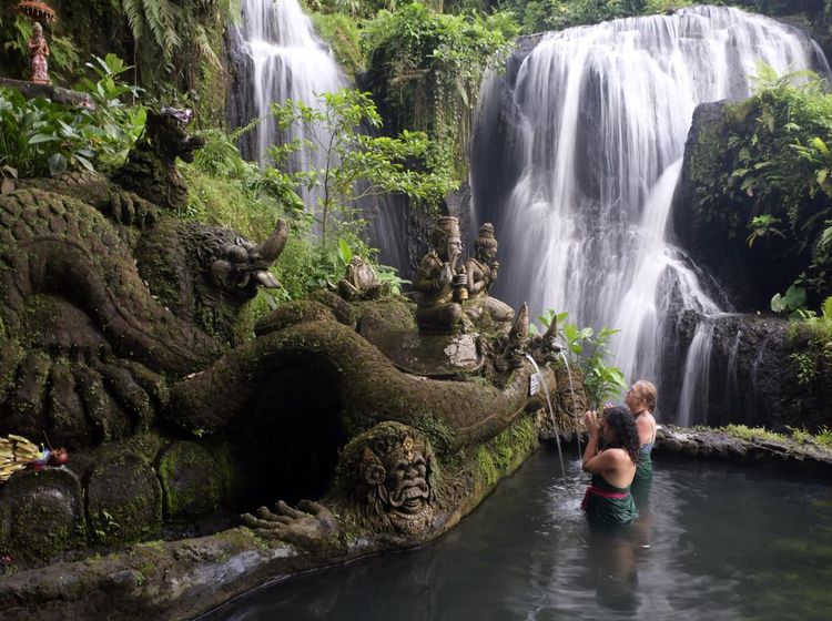 Melihat Ritual Melukat yang Kini Jadi Tren Wisata Religi di Bali