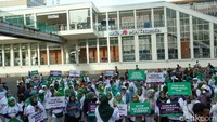 Sejumlah elemen masyarakat membentangkan tulisan terkait perlindungan anak di Sarinah, Jakarta, Minggu (8/1/2023).
