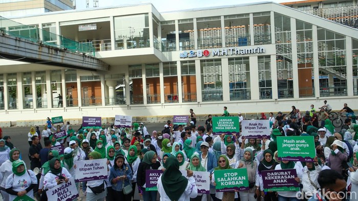Menaker dan Ketum PKB Tandatangani Petisi Perlindungan Anak di CFD Sejumlah elemen masyarakat membentangkan tulisan terkait Perlindungan Anak di Sarinah, Jakarta, Minggu (8/1/2023).