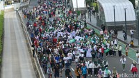 Usai berorasi mereka nampak melakukan longmarch di Car Free Day. 