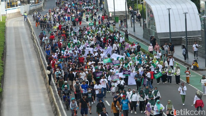 Sejumlah elemen masyarakat membentangkan tulisan terkait Perlindungan Anak di Sarinah, Jakarta, Minggu (8/1/2023).
