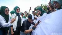 Nampak Ketum PKB Muhaimin Iskandar juga ikut menandatangani petisi tersebut.