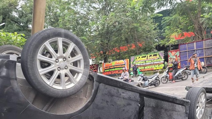 Mobil kecelakaan di Medan.