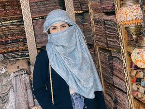 Gaya Manglingi Momo Geisha saat Liburan, Tampil Bercadar Bak Wanita Dubai
