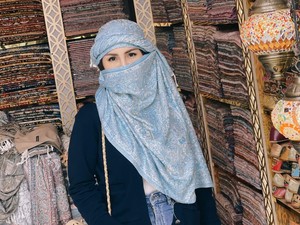 Gaya Manglingi Momo Geisha saat Liburan, Tampil Bercadar Bak Wanita Dubai