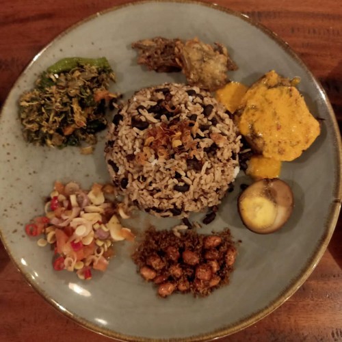 Nasi Campur khas Manggarai yang disajikan di Senja Eatery Labuan Bajo.