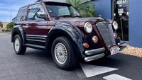 Terlihat Pajero Junior Flying Pug ini ala mobil tahun 90-an, di mana Jepang kala itu sedang menggandrungi desain retro ciri khas lampu bulat seperti mobil Austin FX4 1950-an akhir.  Nuansa vintage dan retro makin kental terasa dengan penggunaan fender yang lebar dan cenderung membulat. Foto: Facebook Ruslana Kaschuk