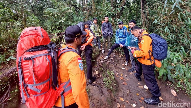 Para pendaki dipaksa turun menyusul erupsi Gunung Marapi di Sumbar.