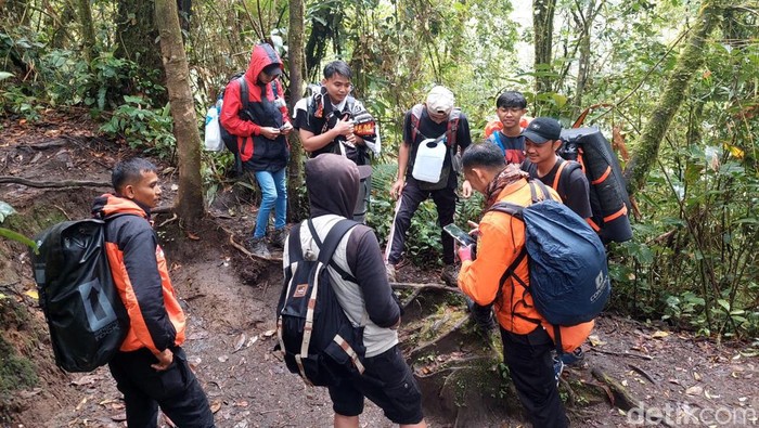 Para pendaki dipaksa turun menyusul erupsi Gunung Marapi di Sumbar.