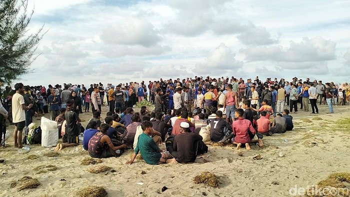 Para pengungsi Rohingya yang terdampar di Aceh dikawal Brimob menuju lokasi penampungan.