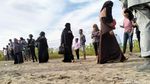 Potret Pengungsi Rohingya Dikawal Aparat Menuju Lokasi Penampungan