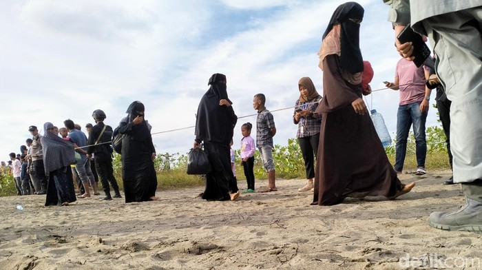 Para pengungsi Rohingya yang terdampar di Aceh dikawal Brimob menuju lokasi penampungan.