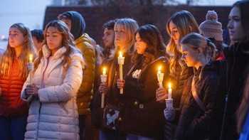 Mahasiswa Boise State University, bersama dengan orang-orang yang mengenal empat mahasiswa itu, memberikan penghormatan pada acara yang diadakan di depan kampus di Idaho itu. Foto: Associated Press