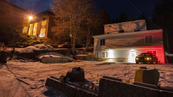 Ini adalah rumah lokasi pembunuhan. Penyelidik menggunakan bukti DNA dari sarung pisau yang tertinggal di tempat kejadian, serta video yang melacak kendaraan Hyundai Elantra putih yang dinaiki pelaku, untuk menghubungkan Kohberger dengan pembunuhan tersebut. Foto: Associated Press