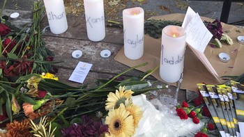 Lilin dan bunga pun bertebaran untuk mengenang korban. Foto: Associated Press