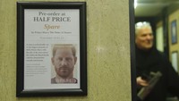Pangeran Harry menuduh dalam memoar baru yang sangat dinantikan bahwa saudaranya Pangeran William mengecam dan secara fisik menyerangnya selama kemarahan. AP/Kin Cheung  