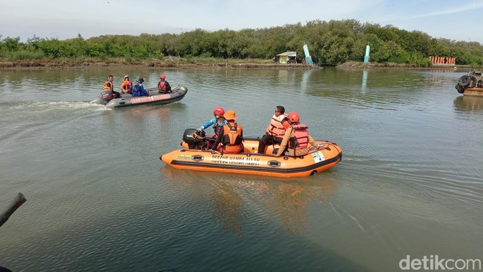 Pencarian abk asal Jateng di laut Karangsong Indramayu