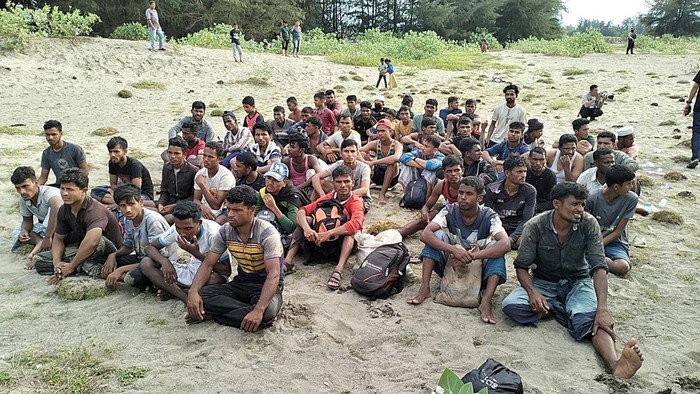 Pengungsi Rohingya yang terdampar di Aceh Besar, Minggu (8/1/2023). (Agus Setyadi/detikSumut)