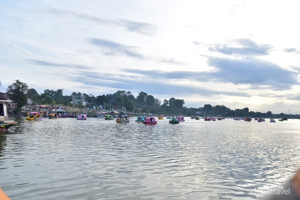 Perahu bebek di Danau Sipin