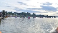 Perahu bebek di Danau Sipin