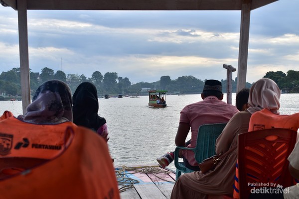 Pengunjung saat menaiki Ketek Danau Sipin
