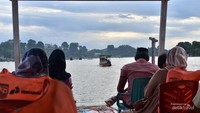 Pengunjung saat menaiki Ketek Danau Sipin