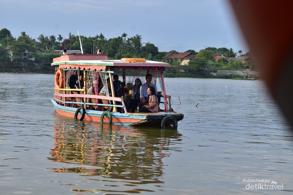 Wisatawan menaiki ketek di Danau Sipin