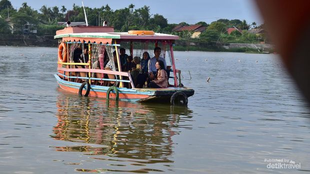 Pesona Danau Sipin Kota Jambi Pengunjung menaiki ketek di Danau Sipin