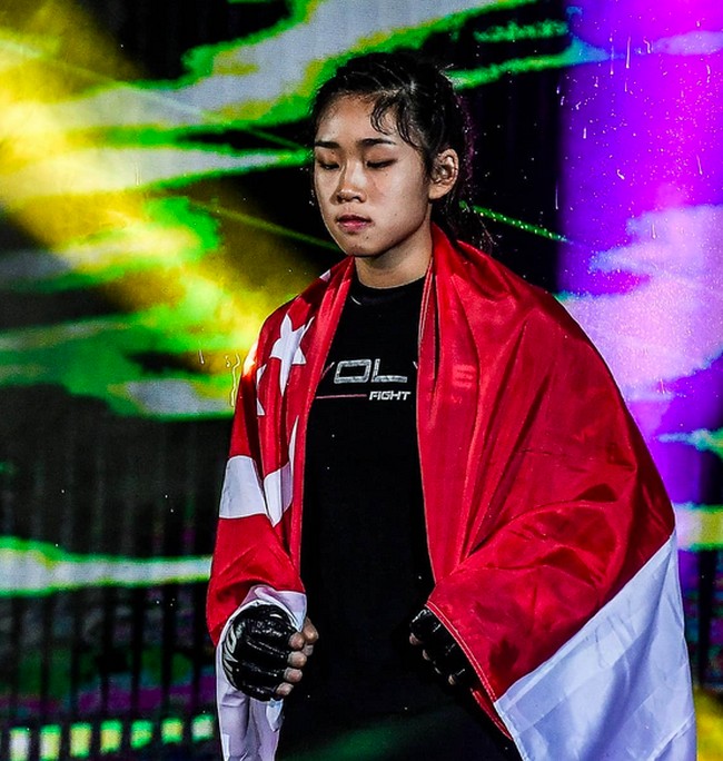 Angela dan Christian lahir di Vancouver, Kanada, negara asal ibunya, Jewelz Lee, yang berdarah campuran Korea Selatan. Adapun Victoria lahir di Waipahu, Hawaii, AS. Meski berdomisili di AS, Victoria terdaftar sebagai petarung Singapura. (Foto: Instagram/@victorialee.mma)