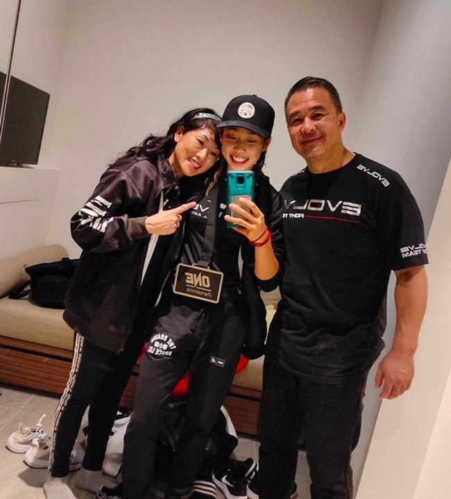 Victoria berasal dari keluarga atlet MMA. Selain Angela, ada Christian, kakak laki-laki Victoria, dan si bungsu Adrian, yang juga bergelut sebagai atlet MMA. Bakat tersebut menurun dari ayah mereka, Ken Lee. Pria asal Singapura tersebut yang selama ini mengasah bakat sekaligus melatih Victoria dan para kakak dan adiknya. (Foto: Instagram/@victorialee.mma)