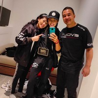Victoria berasal dari keluarga atlet MMA. Selain Angela, ada Christian, kakak laki-laki Victoria, dan si bungsu Adrian, yang juga bergelut sebagai atlet MMA. Bakat tersebut menurun dari ayah mereka, Ken Lee. Pria asal Singapura tersebut yang selama ini mengasah bakat sekaligus melatih Victoria dan para kakak dan adiknya. (Foto: Instagram/@victorialee.mma)