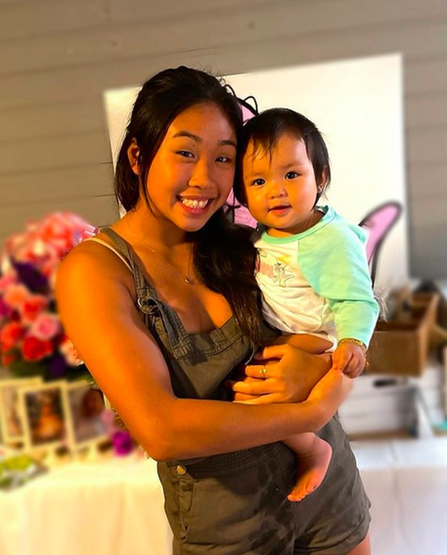 Dia pergi terlalu cepat dan keluarga kami sangat bersedih sejak kematiannya, ungkap Angela. Tak dibeberkan penyebab kematian sang adik. Namun, ia berpesan kepada semua orang untuk selalu memerhatikan keluarga dan orang-orang terdekat. Peluk mereka dan beritahu betapa berartinya mereka. Kita tidak pernah tahu apa yang akan terjadi nanti, lanjut Angela yang juga petarung MMA itu. (Foto: Instagram/@victorialee.mma)