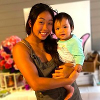 Dia pergi terlalu cepat dan keluarga kami sangat bersedih sejak kematiannya, ungkap Angela. Tak dibeberkan penyebab kematian sang adik. Namun, ia berpesan kepada semua orang untuk selalu memerhatikan keluarga dan orang-orang terdekat. Peluk mereka dan beritahu betapa berartinya mereka. Kita tidak pernah tahu apa yang akan terjadi nanti, lanjut Angela yang juga petarung MMA itu. (Foto: Instagram/@victorialee.mma)