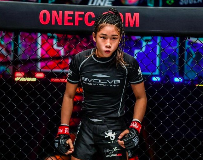 Dunia MMA atau seni bela diri campuran berduka atas kepergian Victoria Lee, salah satu bintang muda One Championship. Atlet yang bertarung di bawah bendera Singapura ini meninggal dalam usia yang masih sangat belia, yakni 18 tahun. (Foto: Instagram/@victorialee.mma)