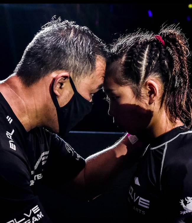 Dijuluki sebagai salah satu atlet muda MMA yang paling menjanjikan, Victoria tampil perdana sebagai petarung One Champion dalam sebuah laga di Singapura pada Februari 2021 atau tiga bulan setelah berulang tahun ke-17. Kemenangan ini untukmu, Ayah, pelatih terbaik di dunia, tulisnya di Instagram. (Foto: Instagram/@victorialee.mma)